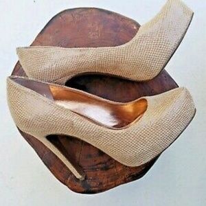 Brand new women's tan colored pump